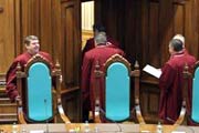 Судья КС просит Ющенко его уволить