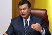 Янукович обещает уволить Кинаха и еще двух министров