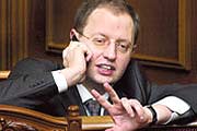 Яценюк просит не насиловать Конституцию
