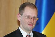 Яценюк не собирается менять Конституцию в этом году