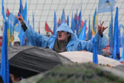 Янукович ругал НАТО и... пел песни! /ФОТО + ВИДЕО/