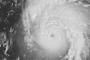 Мощнейший ураган уже добрался до США