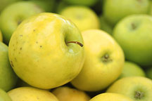 Две причины, по которым медики рекомендуют есть яблоки