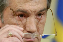 Ющенко пожаловался Европе, что Тимошенко не мужик