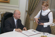 Тимошенко наградила Олега Бойко почетной наградой
