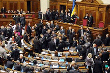 Депутаты от БЮТ заблокировали трибуну парламента