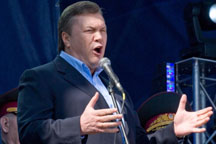 Янукович прибыл в Раду и поет...