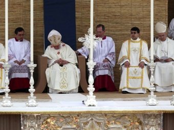 Папа Римский уснул перед жертвами домогательств