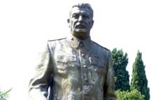 В Запорожье «диссидент» облил краской памятник Сталину