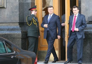 Януковича пытаются уберечь от... психов?!
