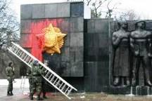 Милиция Львова решила круглосуточно охранять памятник советским воинам