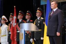 Янукович уже использует Знамя Победы