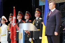 Янукович: решение КС не мешает поднимать в День победы красный флаг