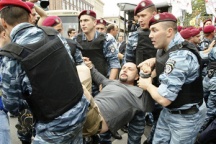 Сторонники Тимошенко напали на автобусы с «Беркутом». Задержано 11 человек