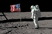 Американцев не стояло на Луне