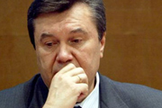 Януковича обложили и с Запада, и с Востока