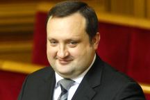 Арбузов отказался штамповать деньги на предвыборную «тысячу Януковича»