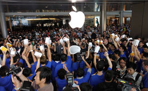 Покупатели штурмуют фирменные магазины Apple в десяти странах мира