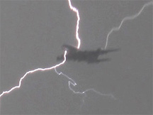 Самолет с евродепутатами и болельщиками сразила молния