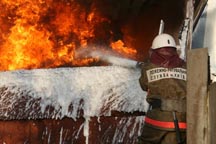 Огромный пожар  в столице: женщина стоит на крыше и кричит