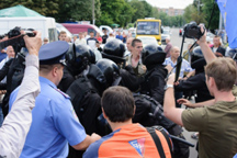 Жестокое столкновение митингующих с МВД, после суда над Виталием Запорожцем. ВИДЕО