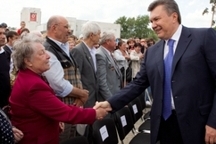 Янукович попросил украинцев помочь с "обновлением" Конституции