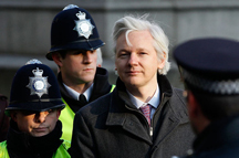 Основатель Wikileaks спрятался в посольстве