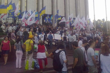 Под Украинским домом больше не будет политических флагов