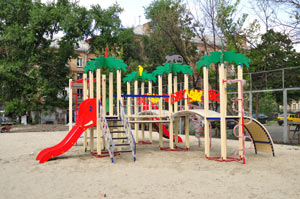 Довгий застроил весь Днепровский район детскими площадками
