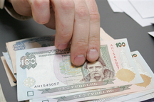 Среднемесячная зарплата украинца почти достигла трех тысяч гривен