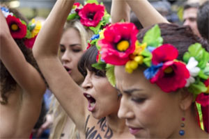 Активистки FEMEN открыли в Париже международный "тренировочный лагерь"