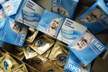 Активист, который раздавал презервативы с Януковичем, получит моральную компенсацию