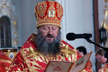 Скандальный митрополит вернул журналистке телефон вместе с иконкой и шоколадкой