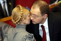 Яценюк с Тимошенко стучали кулаками и целовались