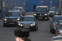 Водитель отказался убрать машину ради Януковича. ВИДЕО