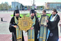 Священники освятили Харьковщину иконами с  самолета