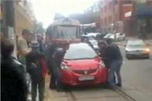 Киевляне перенесли странно припаркованный автомобиль просто на руках. ВИДЕО