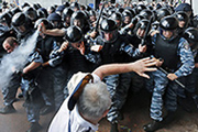 За что милиция бьет украинцев