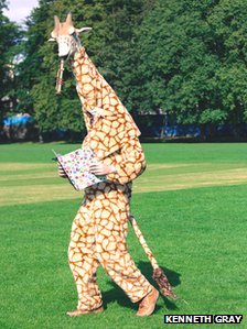 В Шотландии появился жираф-альтруист, сеющий добро (ФОТО)