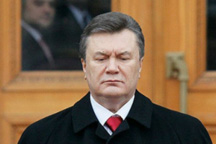 Янукович предложил оставить премьером Азарова