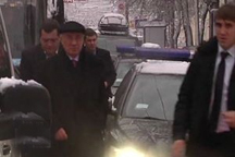Из-за снега Азаров ходил пешком с охраной по улицам. ВИДЕО