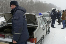 На трассе "Киев-Чоп" жители деревень продавали терпящим бедствие водителям хлеб по 15-20 грн