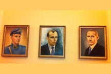 Верховную Раду украсили портретами Бандеры и Шухевича