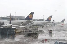 Пилоты отказываются сажать самолеты в аэропорту Харькова