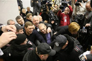 Следствие об убийстве Щербаня: депутаты дерутся с "Грифоном" и теряют сознание
