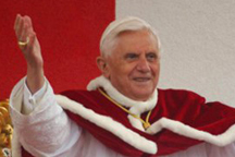 Участники литургии устроили Бенедикту XVI овацию