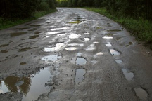 Азаров просит присылать фото разбитых украинских дорог