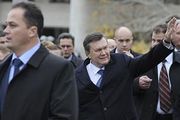 Янукович требует все больше охраны