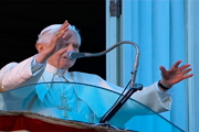 Бенедикт XVI покинул Ватикан (ФОТО)