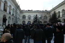 Под Гостиный двор в Киеве приехало 20 автобусов с Беркутом